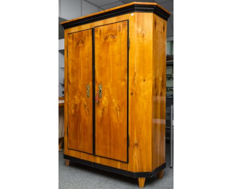 Biedermeier-Schrank (Süddeutschland, um 1820), Kirschholz m. teils ebonisierten Leisten,2-türig, Ecken abgeschrägt, orig. Sch
