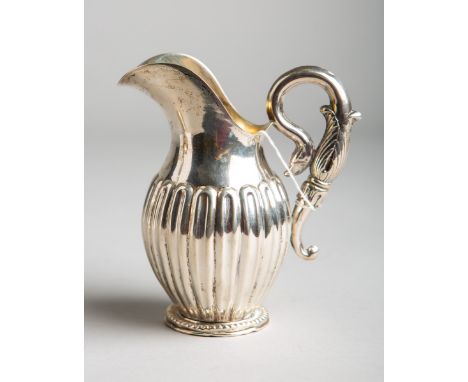 Sahnegießer aus Silber (1. H. 19. Jh., Biedermeier, wohl Berlin), Feingehalt unbekannt,ovoider Gefäßkörper, reliefierter Deko