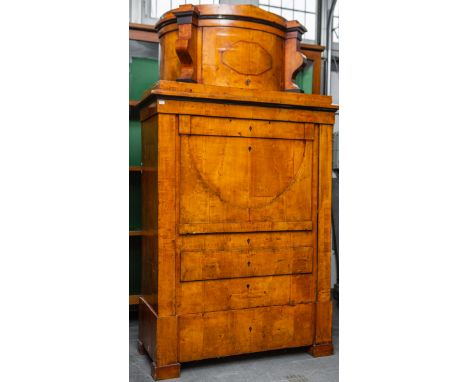 Biedermeier Aufsatz/Blenderschrank (Mitteldeutsch, um 1820/30er Jahre), Birkenholz,2-teilig, architektonischer Aufbau m. eine