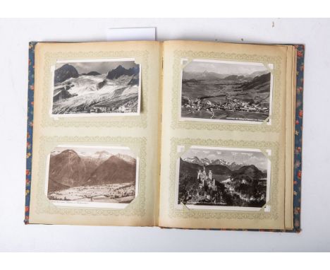 Altes Postkartenalbum (um 1900), m. insg. 71 Karten, ca. 21 x 28 x 3,5 cm. Altersbed.Zustand.