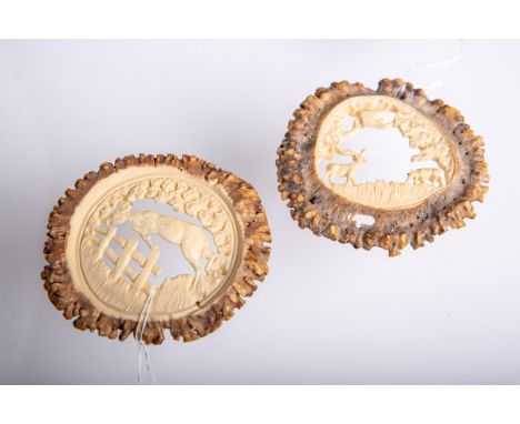 2-teiliges Set von Hirschhornrosen (wohl 1920/30er Jahre), durchbrochen geschnitzt m.Jagdszenen, Dm. ca. 8,5 cm. 1 Exemplar b