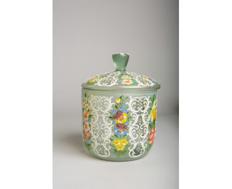 Deckeldose (wohl Böhmen oder Bayrischer Wald, um 1925), klares Glas, teils satiniert,Emaillemalerei m. Floral- u. Musterdekor
