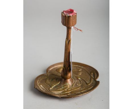 Kerzenhalter (um 1900, Jugendstil), Gelbguss, Teller m. Floraldekor, us. bez.:"Geschützt", H. ca. 16,5 cm. Wachsreste, Alters