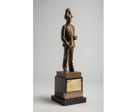 Unleserlich signiert (1. WK), Gardesoldat, Zinkguss bronziert, Darst. eines Soldaten inUniform m. Helm, Federbusch u. 88er Ka
