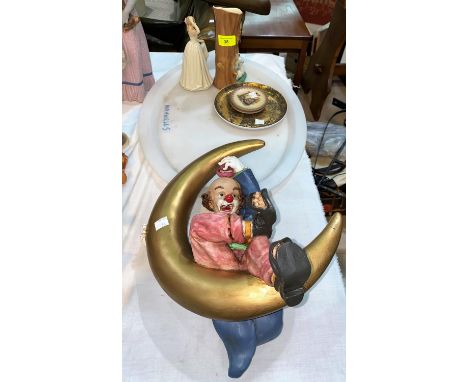 A Hornsea pottery jug number 584; a pair of Hummel Goebel plaques; a small gilt black plate en verso 'Ans, Die Shevenshaz &am