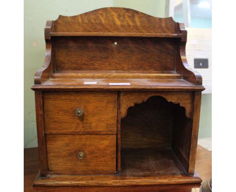 A small table top oak smokers unit/pipe rack