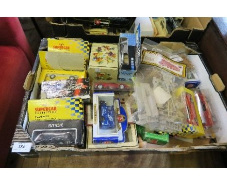 2 BOXES OF MODEL CARS, INCLUDING DIE CAST CLASSIC CARS, CORGI EXAMPLES, ETC.