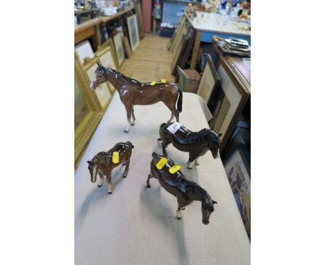 4 BESWICK MODEL HORSES, INCLUDING THREE BAY HORSES AND A BAY PONY, HEIGHTS 8INS AND DOWN