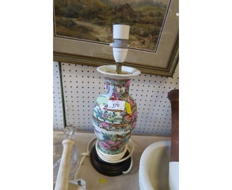 A CHINESE STYLE TABLE LAMP, MAX HEIGHT 15INS