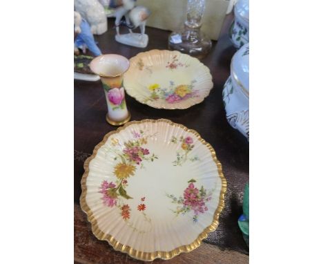 2 ROYAL WORCESTER BLUSH IVORY PLATES, TOGETHER WITH A VASE DECORATED WITH ROSES BY MILLIE HUNT, AF