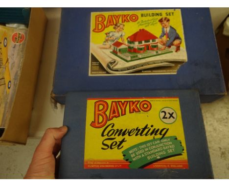 Small parcel of vintage toys to include Bayko, Airfix ETC