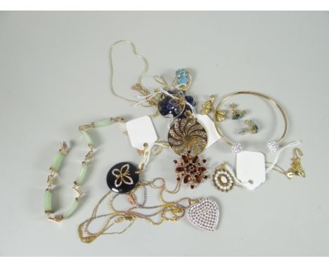 A Mexico 10ct yellow gold set floral pendant, 9ct yellow gold and jade Chinese style bracelet, a fine 9ct yellow gold necklac