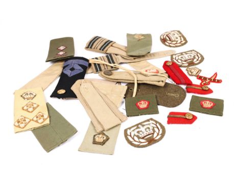 Assorted British rank insignia, epaulettes etc, WWII to Modern. £50-70 