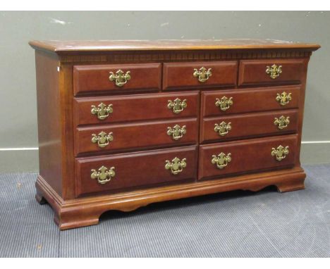 A reproduction Georgian style chest of drawers, comprising of seven drawers on bracket feet 79 x 139 x 46cm