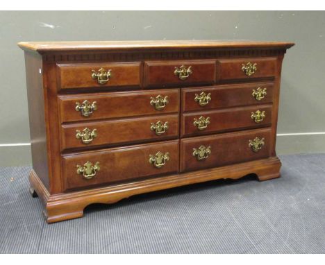 A reproduction Georgian style chest of drawers, comprising of seven drawers on bracket feet 79 x 139 x 46cm