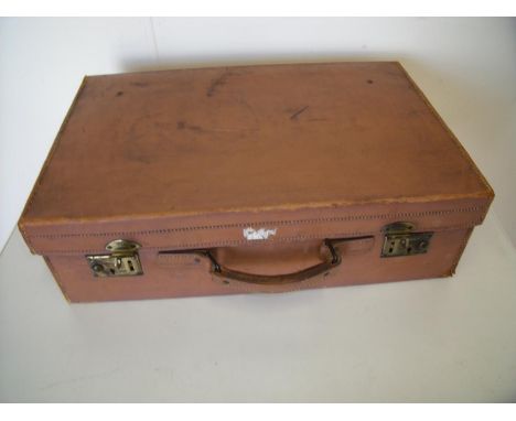 Vintage tan leather traveling case with part fitted interior (56cm x 37cm x 16cm) 