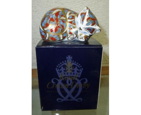 Signed and boxed Royal Crown Derby Hugh Gibson Contented Kitten paperweight 