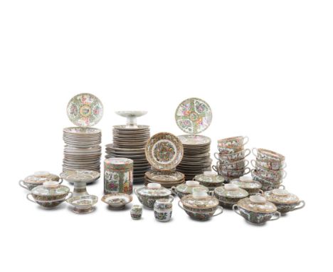 A LARGE CANTONESE PORCELAIN SERVICE COMPRISING 84 PIECES中國 19世紀末 廣彩餐具一組84件China, late 19th century- tea cups & saucers- dishe