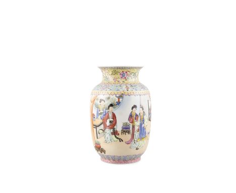 A FAMILLE ROSE STYLE LANTERN VASE, DECORATED WITH A SCENE FROM DREAM OF THE RED CHAMBER20世紀下半葉 粉彩紅樓人物燈籠瓶China, second half of