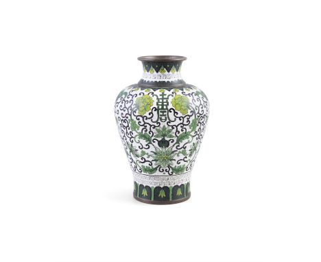 A GREEN AND WHITE CLOISIONNÉ ENAMEL VASE20世紀 景泰藍蓮紋瓶China, 20th centuryH: 20cm  