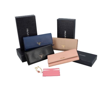 PRADA Portemonnaie Konvolut. Vier Modell in Blau, Puderbeige, Rosa und Schwarz, aus Glatt- und Saffianoleder mit goldfarbener