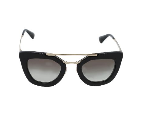 PRADA Sonnenbrille "SPR 09Q". Schwarzes Modell mit getönten Gläsern und goldfarbenen Details. Etui anbei. Tragespuren vorhhan