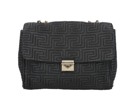 GIANNI VERSACE COUTURE Schultertasche. Schwarzes Leder mit Mäander-Steppung, goldfarbener Hardware, Überschlag mit Steckschli
