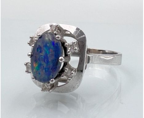Damenring. 585 Weißgold mit kleinen Diamanten und einer Opal-Doublette.Circa 4,3 Gramm Gesamtgewicht. Durchbrochen gearbeitet