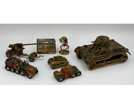 6-teiliges Konvolut Militärspielzeug. Teils Märklin.Blech / Guss. Bestehend aus: 1 Märklin Mannschaftswagen 8021/16. 1 Märkli
