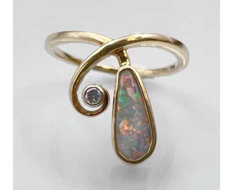 Damenring. 585 Gelbgold mit einem Opal und einem kleinen Diamanten.Circa 3,7 Gramm Gesamtgewicht. Geschwungene Form. Opal cir
