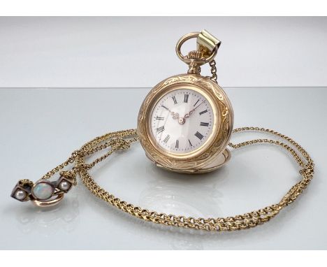 Damentaschenuhr mit Uhrenkette. 585 Gelbgold.Circa 36,2 Gramm Gesamtgewicht mit Kette. Nachträglich angebrachte Öse aus Metal