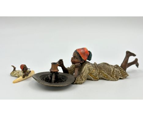 Franz Xavier BERGMANN (1861 - 1936). 2 Bronzen. Arabischer Junge beim Kaffeekochen.Circa 18 cm x 5 cm. Bronze. Kalt polychrom