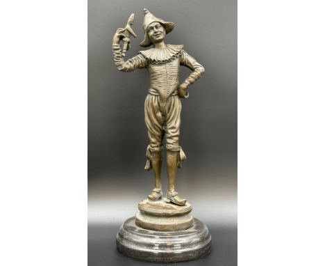 Georges GUEYTON (XIX). Bronze. Harlekin mit Handpuppe.Circa 33 cm hoch mit Sockel. Bronze, dunkel patiniert. Vollplastische D