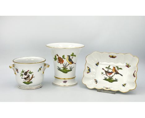 HEREND. 3-teiliges Konvolut. "Rothschild". 20. Jahrhundert.Circa 14 cm x 14 cm im Durchmesser die trichterförmige Vase. Circa