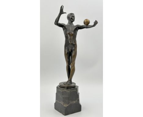 Max LEVI (1865 - 1912). Bronzefigur. Männlicher Akt mit Kugel.Circa 45,5 cm hoch mit Marmor-Plinthe. Bronze, Gold patiniert. 