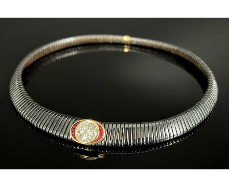 Collier mit einem Diamanten von circa 4.00 ct. 750 Gelbgold geschwärzt.Circa 45,9 Gramm Gesamtgewicht. Circa 12 cm im Durchme