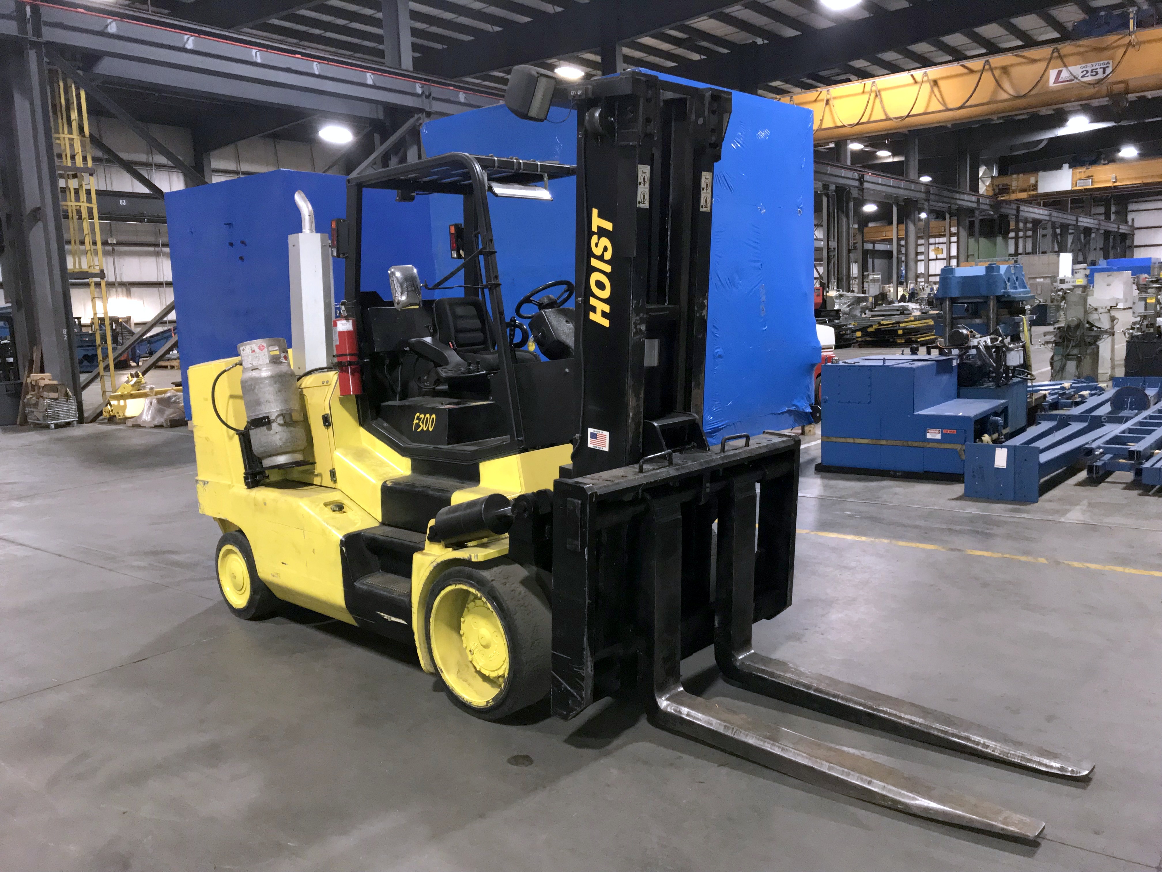 2004 - Hoist Mdl. F300 Fork Lift, LPG, 30000Lb Capacity, ONLY 1095 ...