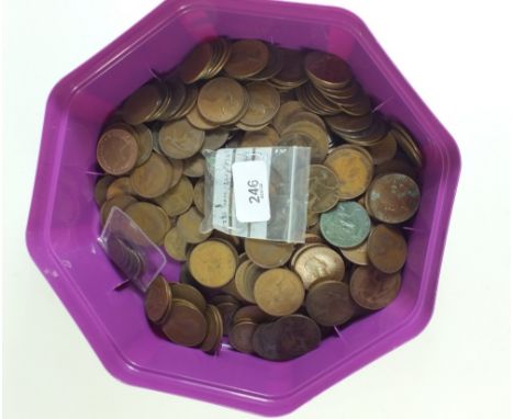A quantity of approx 2.5 kilos of copper/bronze coinage including farthings, halfpennies and pennies - Victoria through to El