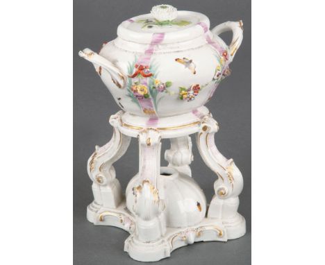 Brûle-Parfum Gotha 1772-75 Vierpassiger, rocaillemodellierter Sockel mit oval gewölbtem Spiritusbrenner. Gebogte Beine mit Vo