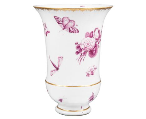 Augustus-Rex-Bechervase Meissen 1730-35 Walzenförmig, sich nach unten verjüngend. Umlaufend purpur bemalt mit Floraldekor und