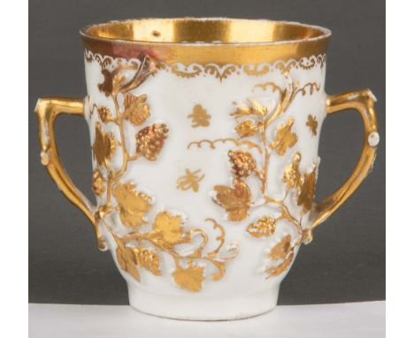Doppelhenkelbecher Meissen 1725 Wandung mit plastisch aufliegenden Rebstöcken, gold gehöht. Weißes Böttgerporzellan, ohne Mar