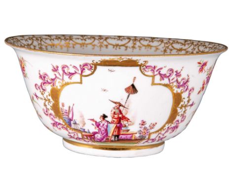 Kumme Meissen 1723-24 Walzenförmig gemuldet, sich nach unten verjüngend, auf erhöhtem Standring. Beidseitig und Spiegel mit G