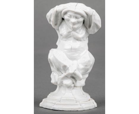 Gnom Meissen 1720-25 Im Schneidersitz auf getrepptem Sockel sitzend. Weißes Böttgerporzellan, am Boden ungedeutete Marke „f“.