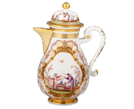 Kanne Meissen 1723-25 Birnförmig, auf eingeschnürtem, wulstigem Standring. Seitlich geschweifter S-Henkel und kurze V-förmige