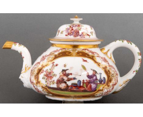Teekanne Meissen 1723-24 Balusterförmig, mit gebogtem Ohrhenkel und geschweifter Röhrentülle mit Maskarone. Überstehender, ge