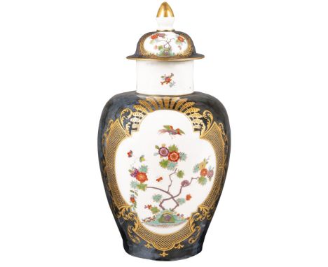 Große bedeutende Augustus-Rex-Deckelvase Meissen 1725-30 Eiförmig, sich nach unten verjüngend mit abgerundeten Schultern und 