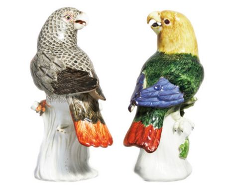 Paar Papageien „Mittlerer Größe“ Meissen 1740-45 Je sitzend, auf Baumstumpf mit Blattbewuchs. Naturalistisch modelliert und s