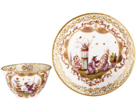 Koppchen mit Unterschale Meissen 1723-24 Beide Teile mit breiter Goldspitzenbordüre. Schauseiten mit Goldspitzenkartuschen un