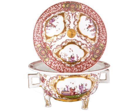 Runde Deckelterrine Meissen 1723-24 Auf drei Beinen stehend, mit eckigen Henkeln. Innen liegender, leicht gewölbter Deckel mi