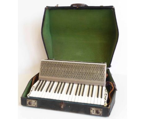 Hohner Verdi III accordion in case No condition reports for this sale